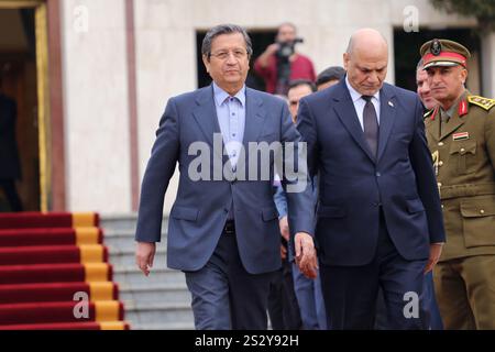 Teheran, Iran. Januar 2025. Iranischer Wirtschaftsminister ABDOLNASER HEMATI (C) kommt, um den irakischen Premierminister auf dem internationalen Flughafen Mehrabad im Westen Teherans zu begrüßen. (Kreditbild: © Rouzbeh Fouladi/ZUMA Press Wire) NUR REDAKTIONELLE VERWENDUNG! Nicht für kommerzielle ZWECKE! Stockfoto