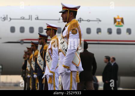 Teheran, Iran. Januar 2025. Iranische Armeesoldaten warten auf den irakischen Premierminister bei der Ankunft am internationalen Flughafen Mehrabad im Westen Teherans. (Kreditbild: © Rouzbeh Fouladi/ZUMA Press Wire) NUR REDAKTIONELLE VERWENDUNG! Nicht für kommerzielle ZWECKE! Stockfoto