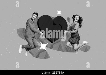 Kreatives Collage Bild von zwei positiven schwarzen weißen Farben Menschen, die springen, verbinden zwei Puzzleteile, das Herz isoliert auf dem Zeichnungshintergrund Stockfoto