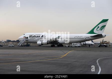 Teheran, Iran. Januar 2025. Ein iranisches Flugzeug der Mahan Airlines parkt am internationalen Flughafen Mehrabad im Westen Teherans. (Kreditbild: © Rouzbeh Fouladi/ZUMA Press Wire) NUR REDAKTIONELLE VERWENDUNG! Nicht für kommerzielle ZWECKE! Stockfoto