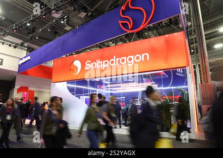 Las Vegas, Usa. Januar 2025. Die Teilnehmer gehen am Dienstag, den 7. Januar 2025, am farbenfrohen Qualcomm-Stand während der Internationalen CES 2025 im Las Vegas Convention Center in Las Vegas, Nevada, vorbei. Foto: James Atoa/UPI Credit: UPI/Alamy Live News Stockfoto