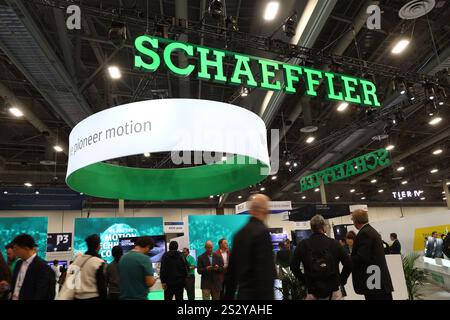 Las Vegas, Usa. Januar 2025. Die Teilnehmer gehen am Dienstag, den 7. Januar 2025, am Schaeffler-Stand während der Internationalen CES 2025 im Las Vegas Convention Center in Las Vegas, Nevada, vorbei. Foto: James Atoa/UPI Credit: UPI/Alamy Live News Stockfoto