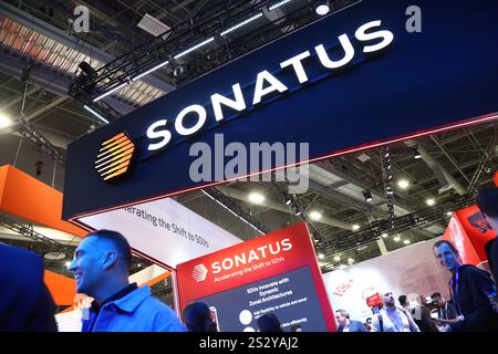 Las Vegas, Usa. Januar 2025. Die Teilnehmer laufen am Dienstag, den 7. Januar 2025, im Las Vegas Convention Center in Las Vegas, Nevada, während der Internationalen CES 2025 unter dem Sonatus-Schild. Foto: James Atoa/UPI Credit: UPI/Alamy Live News Stockfoto