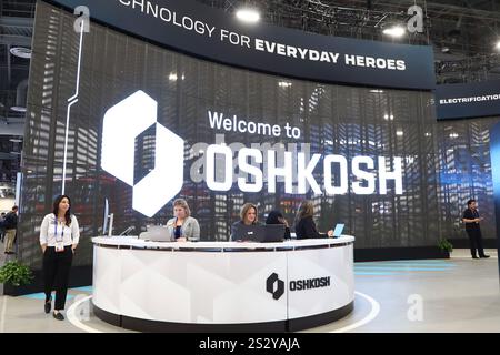 Las Vegas, Usa. Januar 2025. Blick auf den Stand VON OSHKOSH während der Internationalen CES 2025 im Las Vegas Convention Center in Las Vegas, Nevada am Dienstag, 7. Januar 2025. Foto: James Atoa/UPI Credit: UPI/Alamy Live News Stockfoto