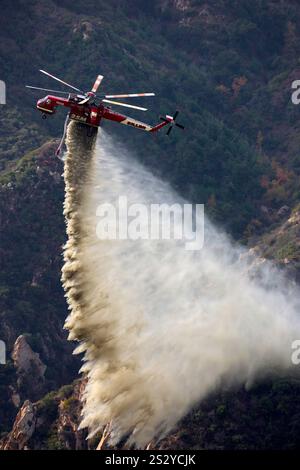 LOS ANGELES COUNTY, KALIFORNIEN, USA - 13. Dezember 2024 - Ein spezialisierter Löschhubschrauber lässt Wasser auf einen Canyon im Los Angeles County, Kalifornien, fallen Stockfoto
