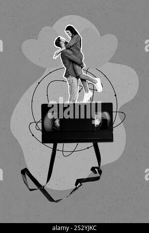 Das vertikale Collagenbild zweier Mini-Partner mit schwarzweißen Gamma-Armen zeigt ein kuscheliges, großes Herz aus einer Videokassette im Vintage-Stil Stockfoto