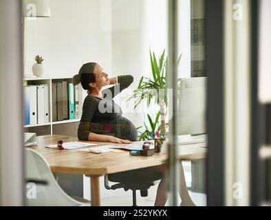 Schwangere, Geschäftsfrauen- und Nackenschmerzen in der Praxis mit Muskelverletzungen, Beschwerden und schlechter Körperhaltung. Berufs-, Mitarbeiter- und medizinische Müdigkeit am Schreibtisch Stockfoto