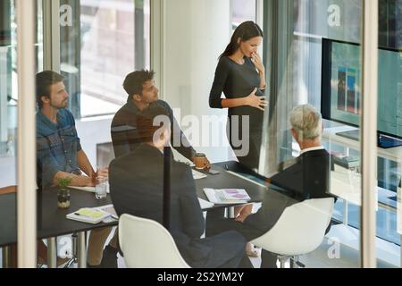 Schwangerschaft, Frau und Übelkeit bei der Sitzung im Büro mit Unwohlsein, Notfall- und Morgenkrankheit. Mutterschaftsburnout, Geschäftsleute und Budget Stockfoto