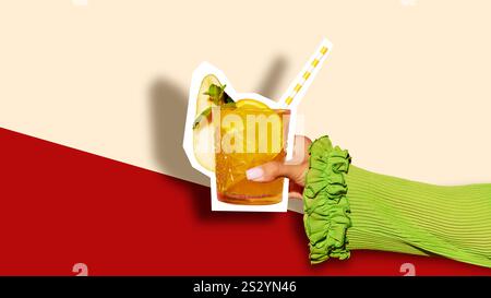 Erfrischender Cut-out-Cocktail mit Beilagen aus Birnenscheiben und Minze, von Hand gehalten in einem hellgrünen Ärmel, in einem auffälligen Collage-Design. Stockfoto