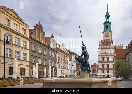 Ein markanter Marsbrunnen fängt die Aufmerksamkeit auf dem lebhaften Marktplatz von Posen auf und lädt Besucher ein, Polen zu erkunden Stockfoto