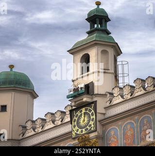 Auf dem Uhrturm in Posen erscheinen zwei verspielte Ziegen, die die Besucher mit ihrem Charme, Polen, verzaubern Stockfoto