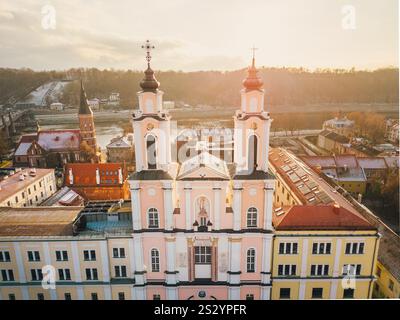 Kaunas, Litauen - 16. november 2024: Aus der Vogelperspektive die Kirche des hl. Franz Xaver. Rathausplatz in der Altstadt von Kaunas. Erbaut von Jesuiten. H Stockfoto