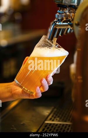 Männliche Hand, die Bier von einem Kegerator gießt Stockfoto