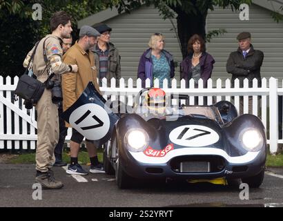 Saif Assam sitzt 1958 in seinem Lister-Jaguar „Knobbly“ im Fahrerlager vor dem Sussex Trophy Rennen beim Goodwood Revival 2024 in Sussex, Großbritannien Stockfoto