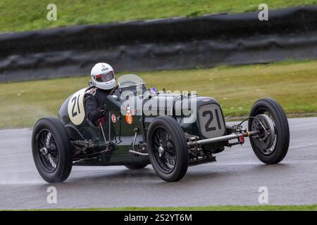 Patrick Blakeney-Edwards in seinem Fraser Nash Monoposto 1935 während des Goodwood Trophy Rennens beim Goodwood Revival 2024 in Sussex, Großbritannien. Stockfoto