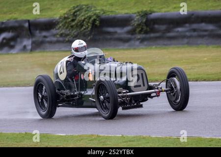 Patrick Blakeney-Edwards in seinem Fraser Nash Monoposto 1935 während des Goodwood Trophy Rennens beim Goodwood Revival 2024 in Sussex, Großbritannien. Stockfoto