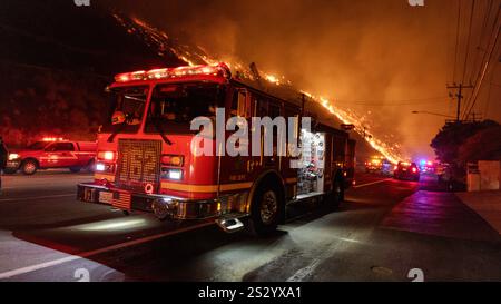 Malibu, Kalifornien, USA, 7. Januar 2025. Eine Feuerwehr aus Los Angeles bereitet sich auf die Bekämpfung des Infernos vor, das als Palisades Fire bekannt ist. Das wachsende Feuer brach am 7. Januar 2025 aus, wie vom PCH (Pacific Coast Highway) in der wohlhabenden Stadt Pacific Palisades am Rande von Malibu, CA, zu sehen war, da die Winde von Santa Ana ungewöhnlich stark waren, die 100 KM/H überschritten hatten (Credit Image: © Amy Katz/ZUMA Press Wire). Nicht für kommerzielle ZWECKE! Stockfoto