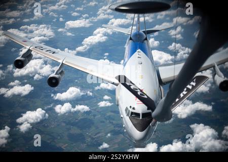 Ein NATO E-3 Sentry von Geilenkirchen NATO Air Base nähert sich einem Stratotanker der US Air Force KC-135, der dem 100. Luftbetankungsflügel, RAF Milde, zugeordnet ist Stockfoto