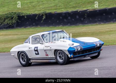 Davies / Turner 1965 Chevrolet Corvette Stingray während des RAC TT Celebration Rennens beim Goodwood Revival 2024 in Sussex, Großbritannien. Stockfoto