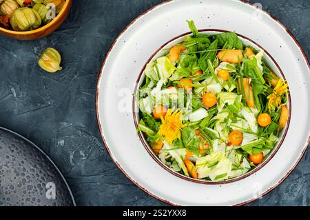 Gesunder Sommersalat, leckere Gerichte aus Wildpflanzen. Grünes Kochen. Draufsicht. Stockfoto