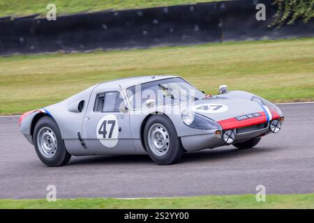 Jani / Ward 1964 Porsche 904 Carrera GTS während des RAC TT Celebration Rennens beim Goodwood Revival 2024, Sussex, UK. Stockfoto