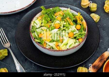 Einfache und leckere Gerichte aus Wildpflanzen. Grünes Kochen. Stockfoto