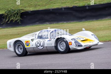 Suzuki / Attwood 1966 Porsche 906 während des RAC TT Celebration Rennens beim Goodwood Revival 2024 in Sussex, Großbritannien. Stockfoto