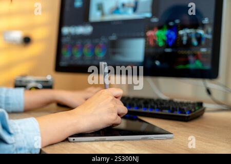 Eine freischaffende Frau, die zu Hause mit einem Computer an Grafikdesign arbeitet Stockfoto