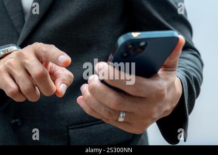 Geschäftsmann kann das Smartphone für geschäftliche Zwecke nutzen Stockfoto