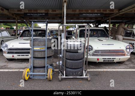 St Mary's Trophy nimmt 1965 Ford-Lotus Cortinas beim Goodwood Revival, einem historischen Motorsport-Event, 2024 in Sussex, Großbritannien, in die Fahrerlager-Garage ein. Stockfoto