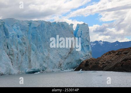 Letzter Rand von Perito Moreno mit blauem Eis Stockfoto