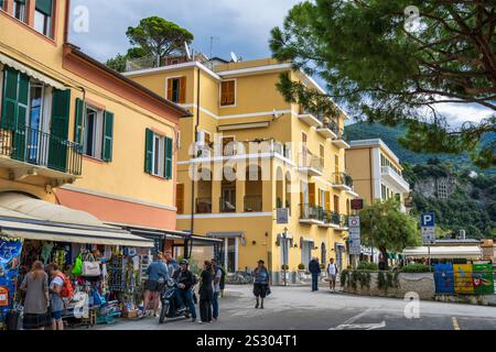 Farbenfrohe Gebäude an der Via Fegina an der Küste von Monterosso al Mare im Nationalpark Cinque Terre in der Region Ligurien im Nordwesten Italiens Stockfoto