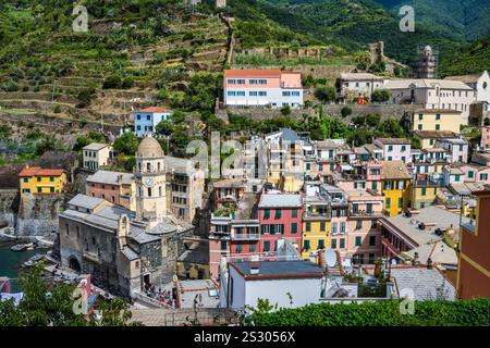 Blick auf die farbenfrohen Gebäude in Vernazza vom Schloss Doria im Nationalpark Cinque Terre in der Region Ligurien im Nordwesten Italiens Stockfoto