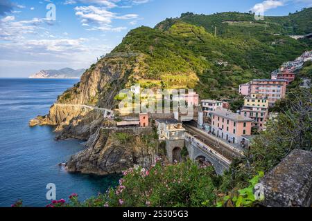 Bahnhof Riomaggiore und Beginn der Küstenwanderung Riomaggiore nach Manarola im Nationalpark Cinque Terre in der Region Ligurien im Nordwesten Italiens Stockfoto