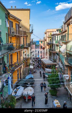 Fischerboote parkten auf der Via Renato Birolli, die zum Hafen von Manarola im Nationalpark Cinque Terre in der Region Ligurien im Nordwesten Italiens führen Stockfoto