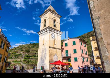 Glockenturm der Chiesa di San Lorenzo auf der Piazza Papa Innocenzo IV in Manarola im Nationalpark Cinque Terre in der Region Ligurien im Nordwesten Italiens Stockfoto