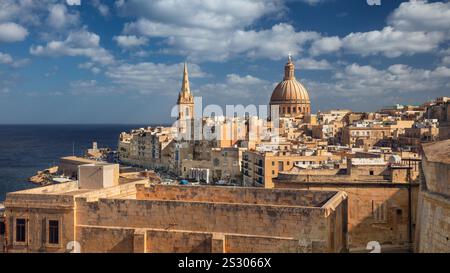 Valletta, Malta. Stadtbild der historischen Altstadt von Valletta, Malta am sonnigen Tag. Stockfoto