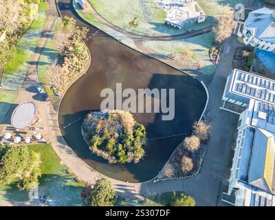 Aus der Vogelperspektive auf den egerton Park und den See in bexhill auf dem Meer östlich von sussex Stockfoto