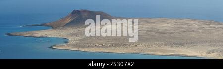 Panoramablick auf Playa Francesa und Montaña Amarilla auf La Graciosa Island Stockfoto