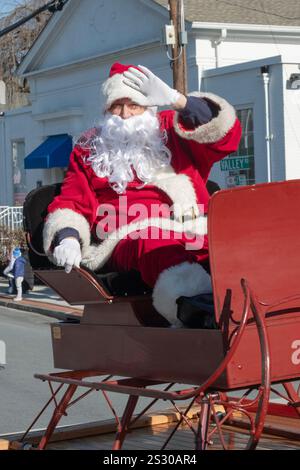 WINKENDER WEIHNACHTSMANN. Eine Prozession von Feuerwehrfahrzeugen fährt auf der Katonah Avenue in Westchester bei der jährlichen Weihnachtsparade. Stockfoto