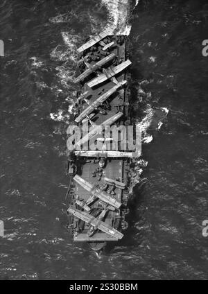 Konsolidierte PBY Catalinas werden vom Hafen Peral nach NAS Alameda in Kalifornien, USA, transportiert. Die PBY war ein fliegendes Boot und Amphibienflugzeug, das zu einem der am weitesten verbreiteten Wasserflugzeuge des Zweiten Weltkriegs wurde. Catalinas diente bei allen Zweigen der US-Streitkräfte und in den Luftstreitkräften und Marinen vieler anderer Nationen. Ursprünglich als Patrouillenbomber mit langer Einsatzreichweite konzipiert, wurde er auch in der U-Boot-Kriegsführung, bei Patrouillenbombardierungen, bei Konvoyeskorten, Such- und Rettungseinsätzen (insbesondere bei der Luft-See-Rettung) und bei Frachttransporten eingesetzt. Stockfoto