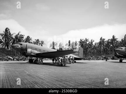 Die Douglas Dakota DC-3 war ein Tiefflügel-Metallmonoplane mit konventionellem Fahrwerk, angetrieben von zwei Radialkolbenmotoren, war schnell, mit einer guten Reichweite, zuverlässig und konnte von kurzen Landebahnen aus betrieben werden. Während des Zweiten Weltkriegs wurden mehr als 10.000 US-Militärversionen der DC-3 gebaut, wobei die Streitkräfte vieler Länder die DC-3 und ihre militärischen Varianten für den Transport von Truppen, Fracht und Verwundeten verwendeten. Stockfoto