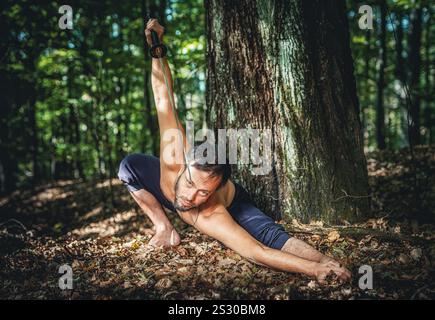 Sportlicher Mann, der mit einem Schwert übt. Stockfoto