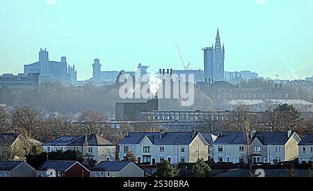 Glasgow, Schottland, Großbritannien. Januar 2025. Wetter in Großbritannien: Eiskalte Temperaturen im Westen der Stadt. Der gotische Turm der Universität glasgow. Credit Gerard Ferry/Alamy Live News Stockfoto