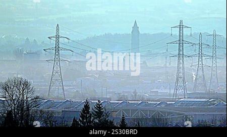 Glasgow, Schottland, Großbritannien. Januar 2025. Wetter in Großbritannien: Eiskalte Temperaturen erlebten den Winter über dem Süden der Stadt, den ehemaligen viktorianischen Leverndale Hosital Wasserturm zwischen den elektrischen Pylonen des Einkaufszentrums braehead. Credit Gerard Ferry/Alamy Live News Stockfoto