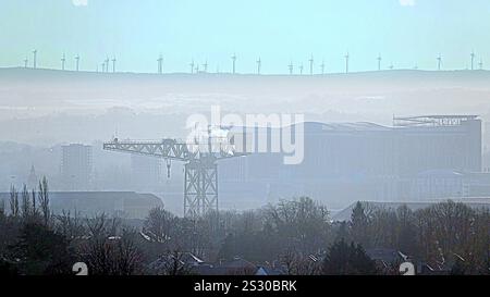 Glasgow, Schottland, Großbritannien. Januar 2025. Das Wetter in Großbritannien: Im Süden der Stadt gab es im Winter eiskalte Temperaturen. Der alte titan Schiffbaukran und das Queen elizabeth Hospital in govan. Credit Gerard Ferry/Alamy Live News Stockfoto