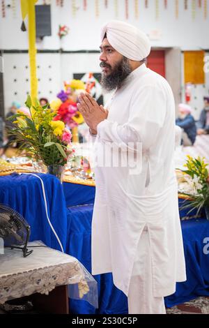 Ein Priester in weiß betet und meditiert im Baba Makhan Shah Lubana Sikh Center in South Richmond Hills Queens, New York Stockfoto