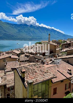 Wunderschöne Aussicht auf die Stadt Limone sul Garda am Gardasee in Italien Stockfoto
