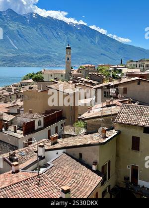 Wunderschöne Aussicht auf die Stadt Limone sul Garda am Gardasee in Italien Stockfoto