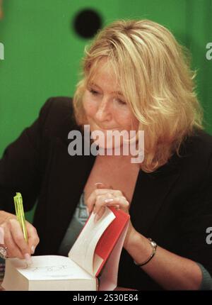 Die britische Autorin J K Rowling signiert eine Kopie eines ihrer Kinderbücher beim Edinburgh International Book Festival, das am 12. August eröffnet wurde. Frau Rowling ist eine von vielen prominenten Persönlichkeiten, die an dieser jährlichen Veranstaltung teilnehmen. Stockfoto